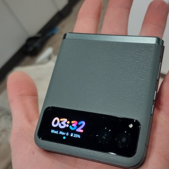 Unlocked Motorola Razr 40 - Picture 2 of 7